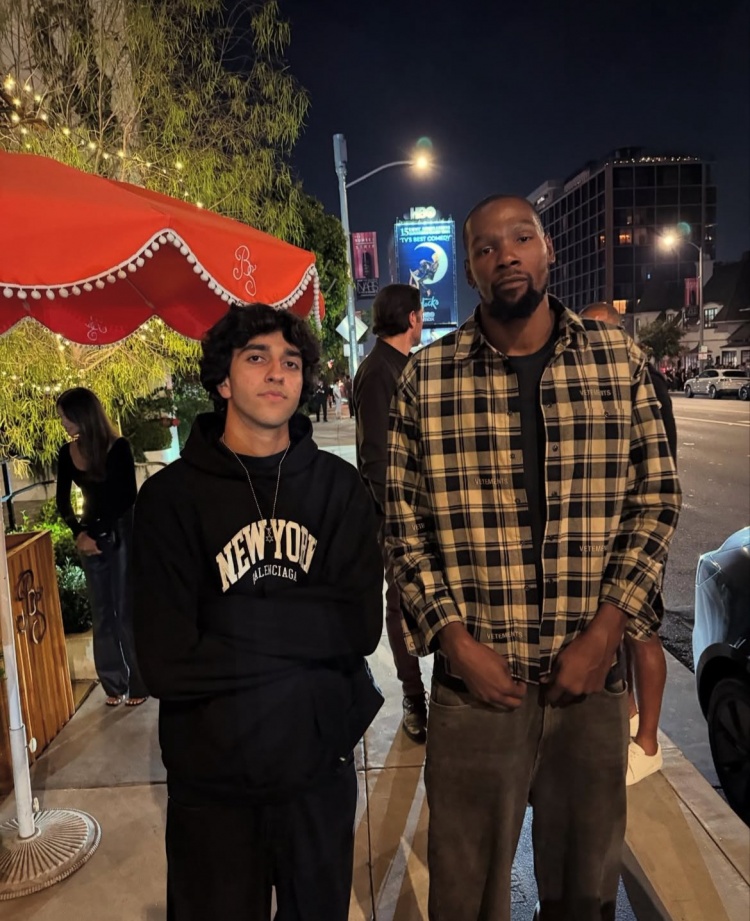 大乐透开奖结果查询-杜兰特与球迷合影&amp;依旧气质独特 后面疑似乌度卡