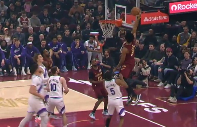 上来先扣一个！阿伦高高跃起抢断 随后快下接加兰抛传空接暴扣